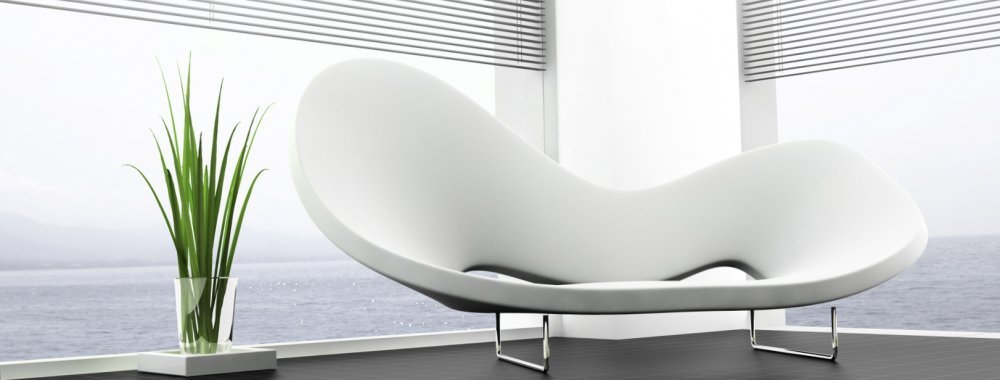 Úklid Firem Praha - Obchod S Volným Časem - čistá uklizená moderní bílá kancelář s květinou kompozice